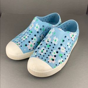 Kids blue flower native shoes size 10 little kids